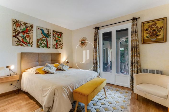 Image No.8-6 Bed House for sale