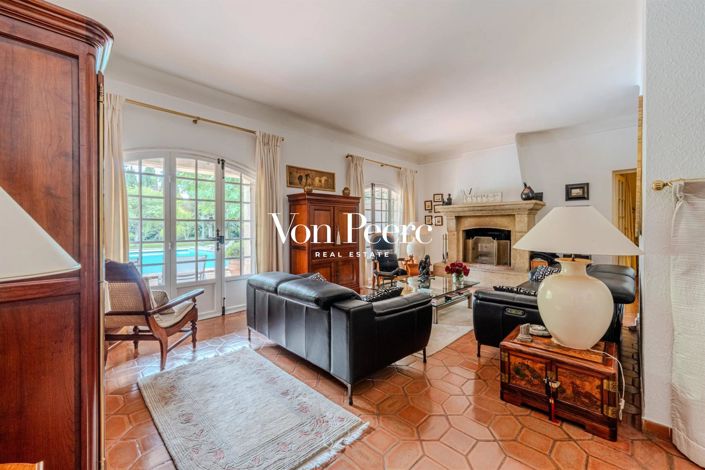 Image No.8-5 Bed House for sale