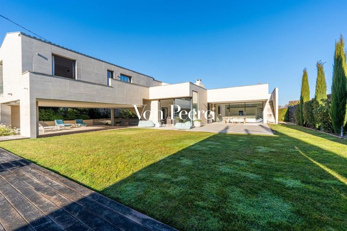 Image No.1-4 Bed House for sale