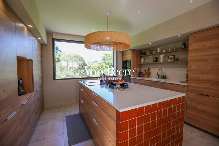 Image No.8-6 Bed House for sale