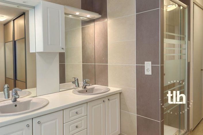 Image No.8-5 Bed House for sale