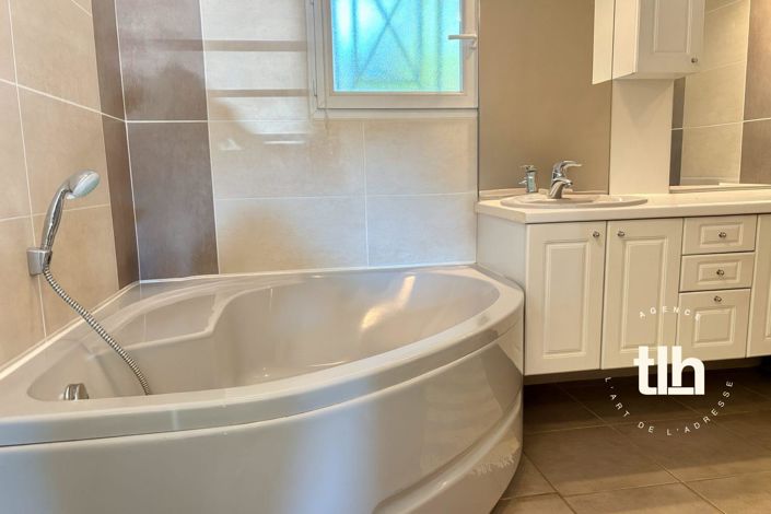 Image No.9-5 Bed House for sale