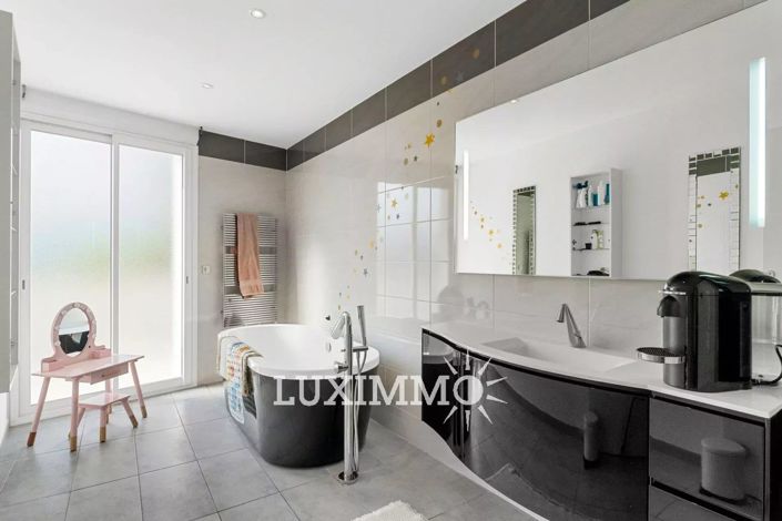 Image No.9-5 Bed House for sale