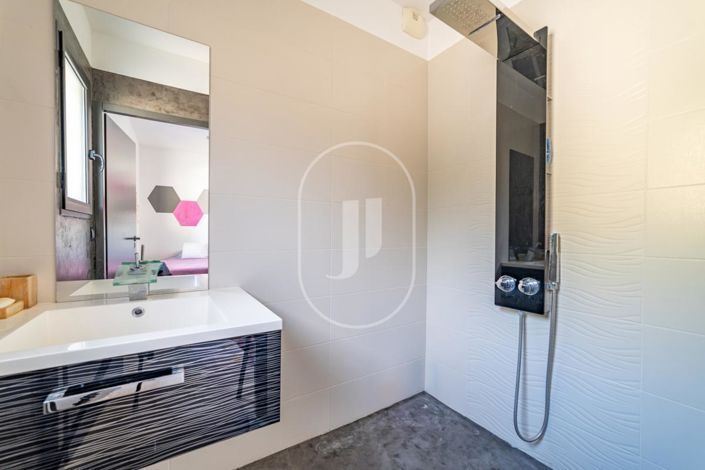 Image No.10-4 Bed House for sale