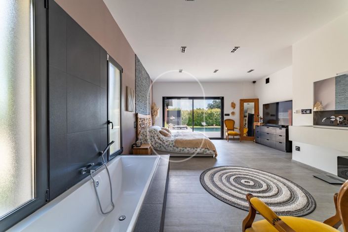 Image No.8-4 Bed House for sale