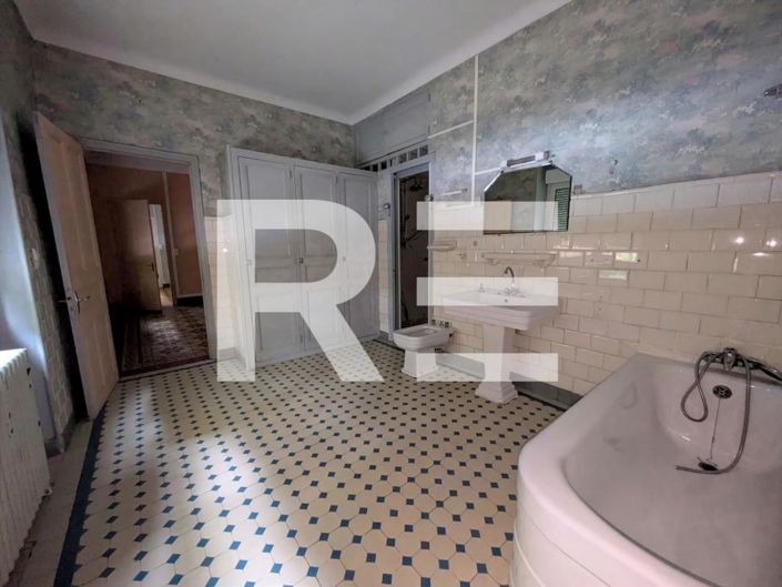 Image No.6-8 Bed House for sale