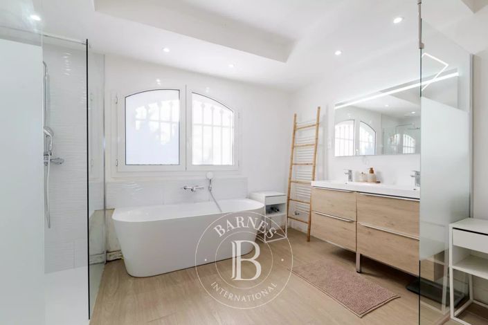 Image No.10-6 Bed House for sale