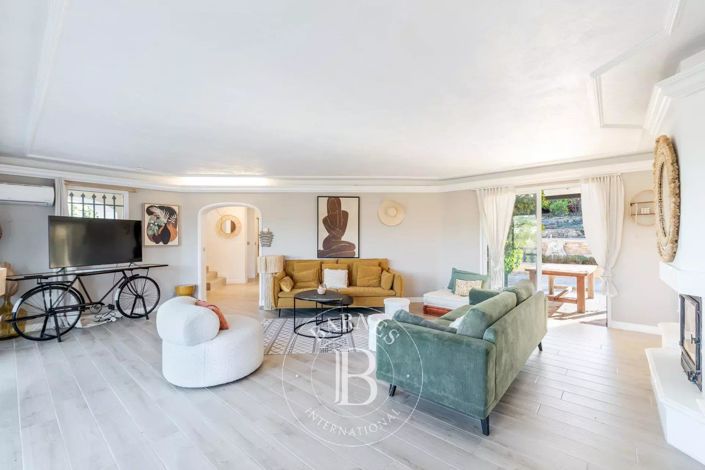 Image No.5-6 Bed House for sale