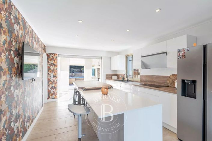 Image No.6-6 Bed House for sale