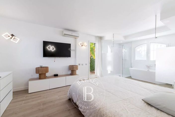 Image No.9-6 Bed House for sale