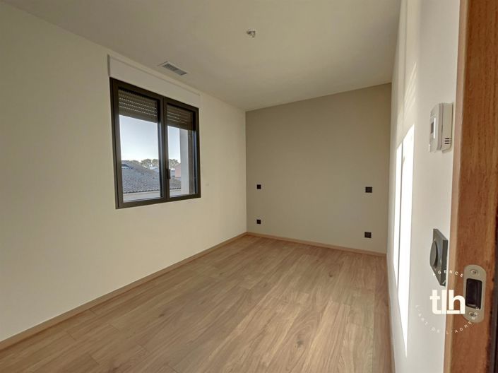 Image No.2-5 Bed Property for sale