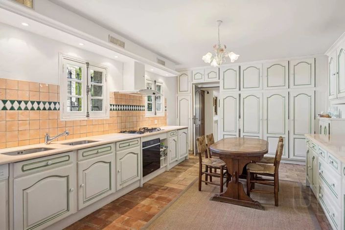 Image No.8-5 Bed House for sale