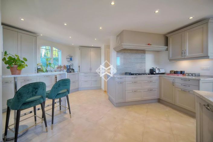 Image No.8-5 Bed House for sale