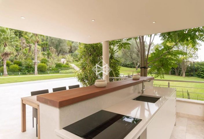 Image No.5-10 Bed House for sale