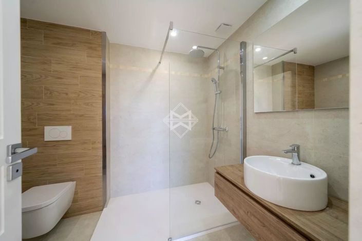 Image No.8-4 Bed House for sale