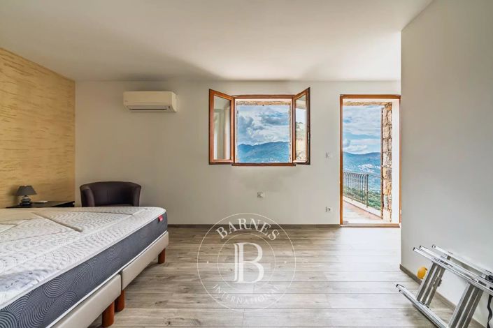 Image No.10-3 Bed House for sale