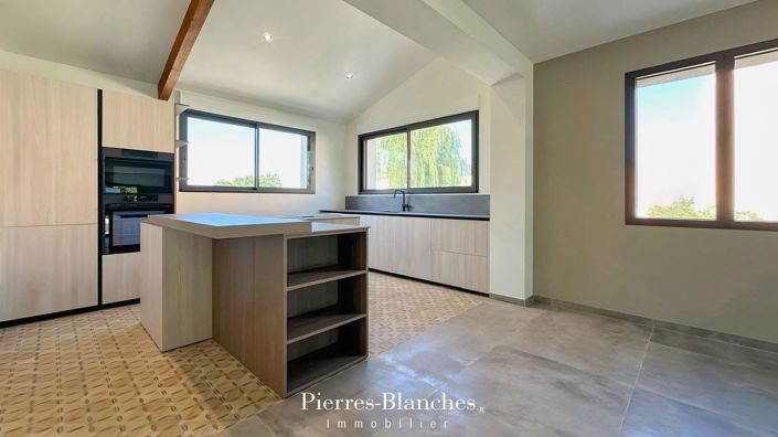 Image No.6-5 Bed House for sale