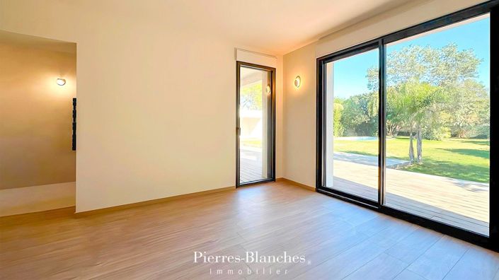 Image No.8-5 Bed House for sale