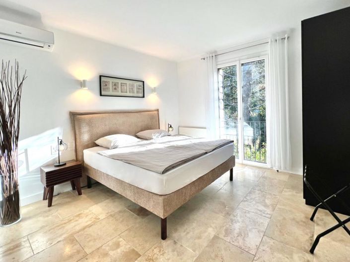 Image No.8-5 Bed House for sale