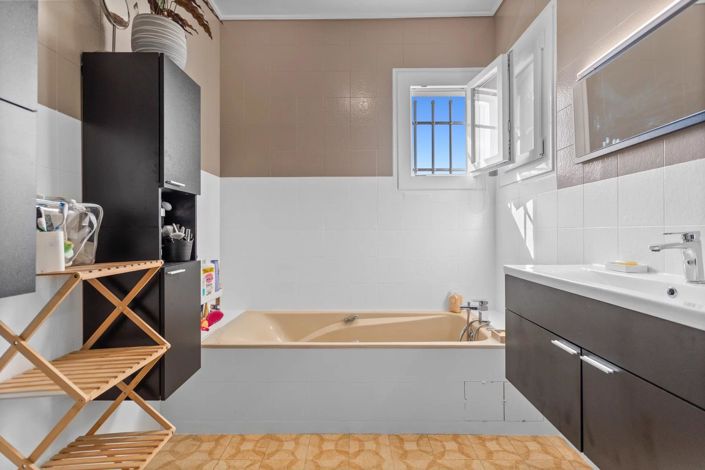 Image No.20-5 Bed House for sale