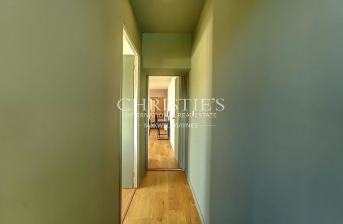 Image No.8-5 Bed House for sale