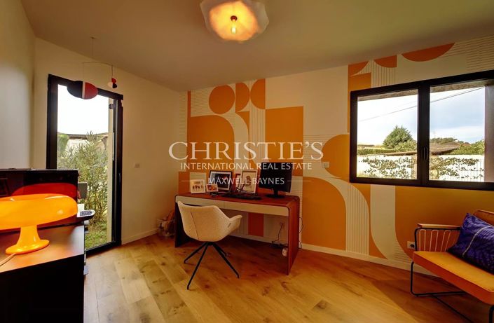 Image No.9-5 Bed House for sale