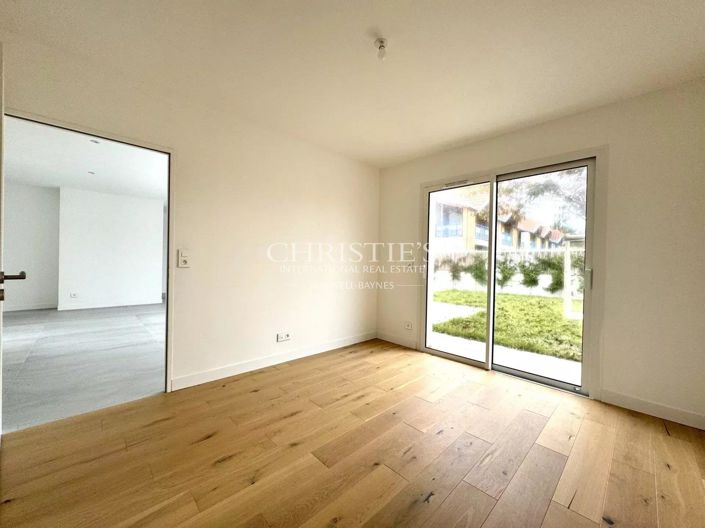 Image No.12-4 Bed House for sale