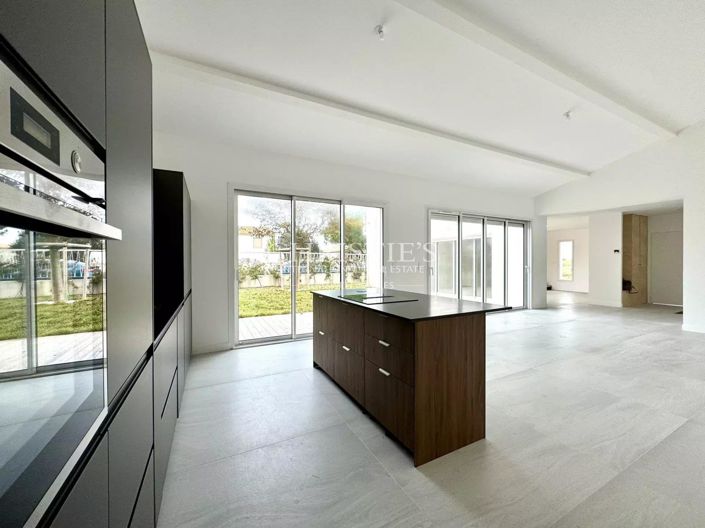 Image No.3-4 Bed House for sale