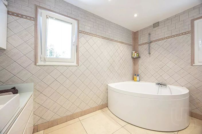 Image No.9-3 Bed House for sale