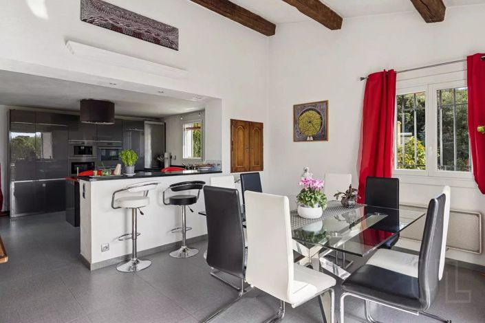 Image No.6-5 Bed House for sale