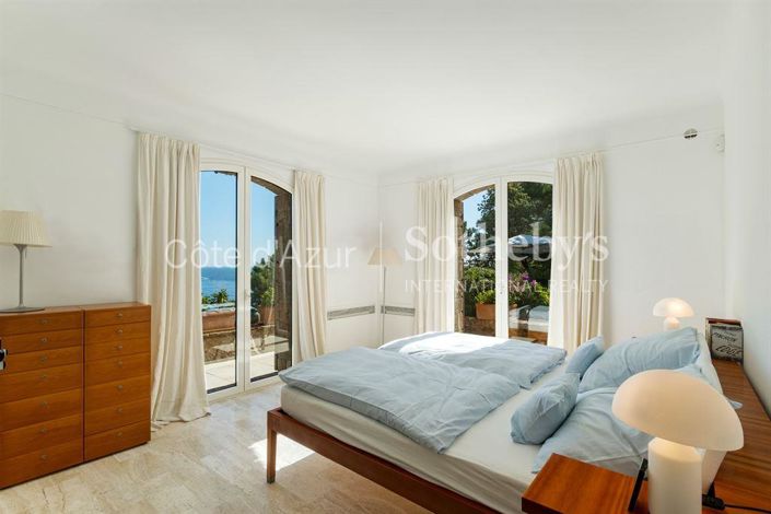 Image No.12-5 Bed Property for sale