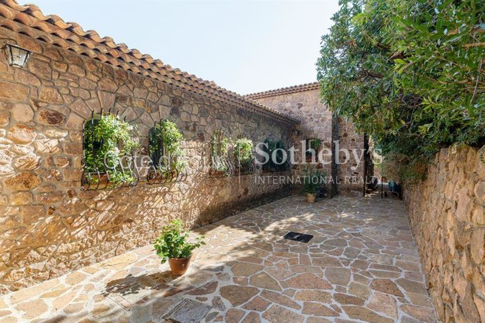 Image No.18-5 Bed Property for sale