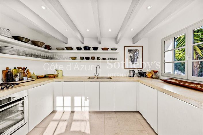 Image No.11-6 Bed Property for sale