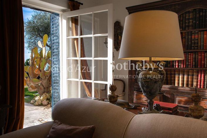 Image No.15-6 Bed Property for sale