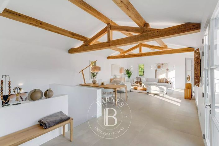 Image No.8-5 Bed House for sale