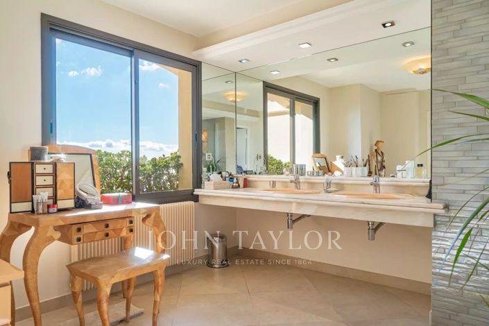 Image No.17-5 Bed House for sale