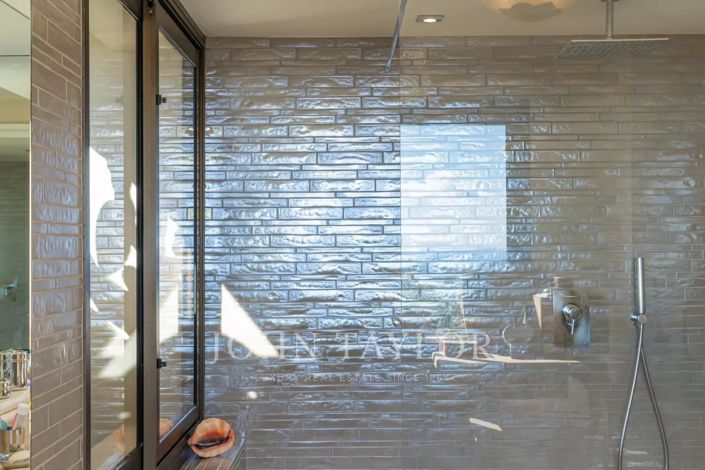 Image No.18-5 Bed House for sale