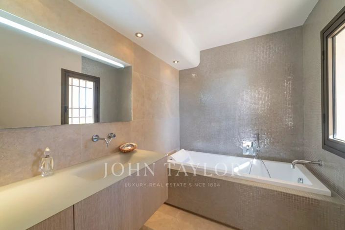 Image No.22-5 Bed House for sale