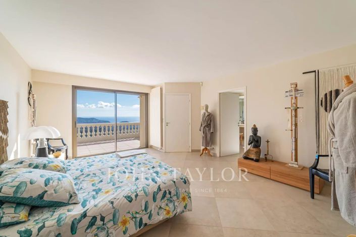 Image No.8-5 Bed House for sale