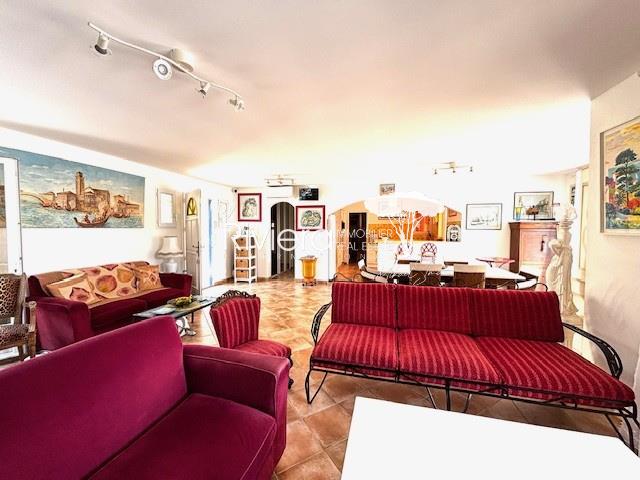 Image No.8-4 Bed House for sale