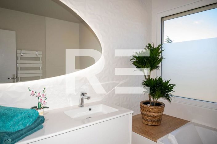 Image No.8-4 Bed House for sale