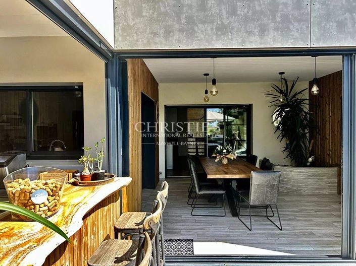 Image No.6-10 Bed House for sale