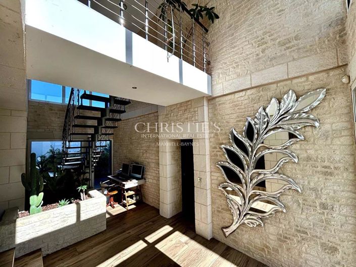 Image No.8-10 Bed House for sale