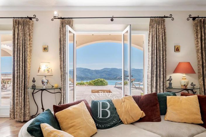 Image No.10-5 Bed House for sale