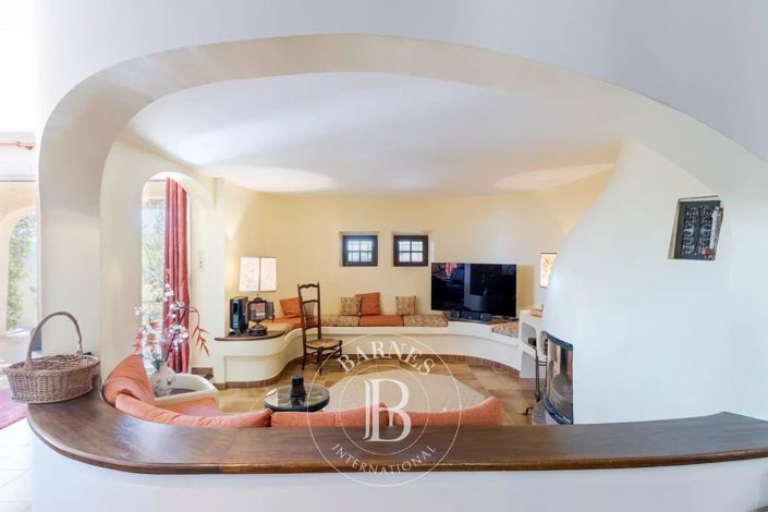 Image No.6-5 Bed House for sale