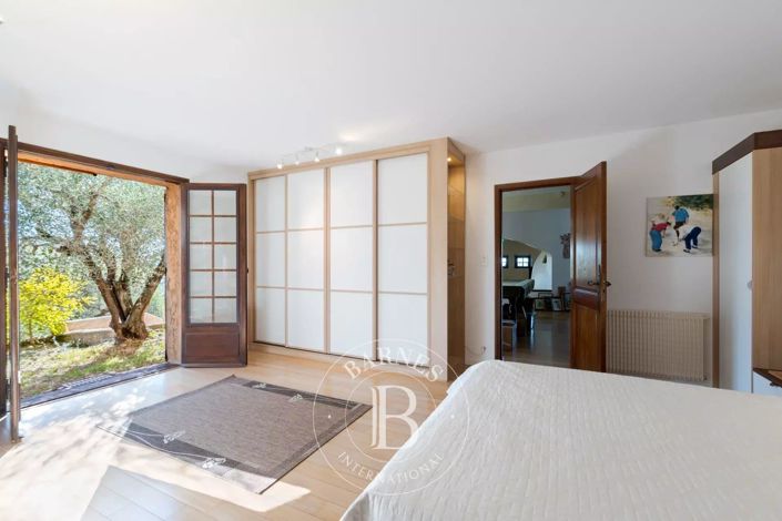 Image No.9-5 Bed House for sale