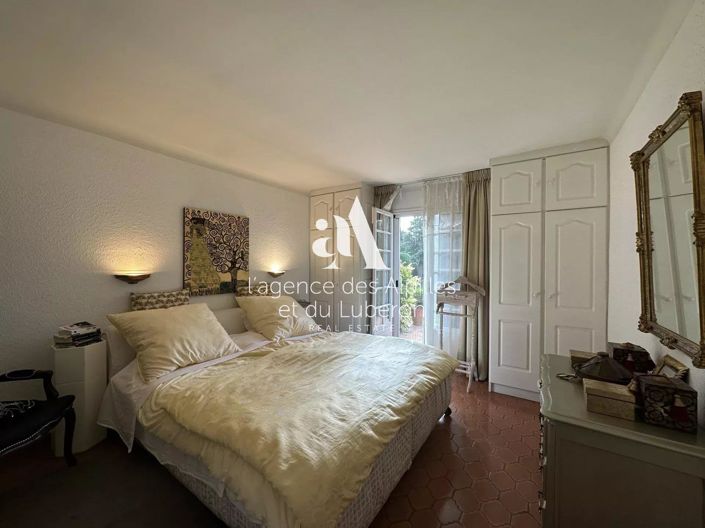 Image No.8-5 Bed House for sale