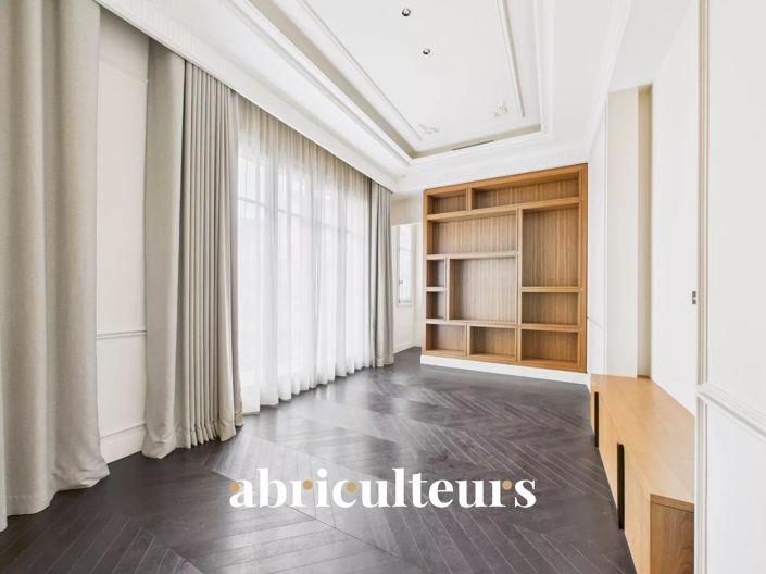 Image No.8-5 Bed House for sale