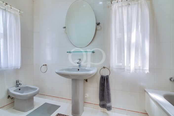 Image No.37-4 Bed House for sale