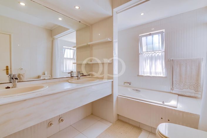 Image No.41-4 Bed House for sale